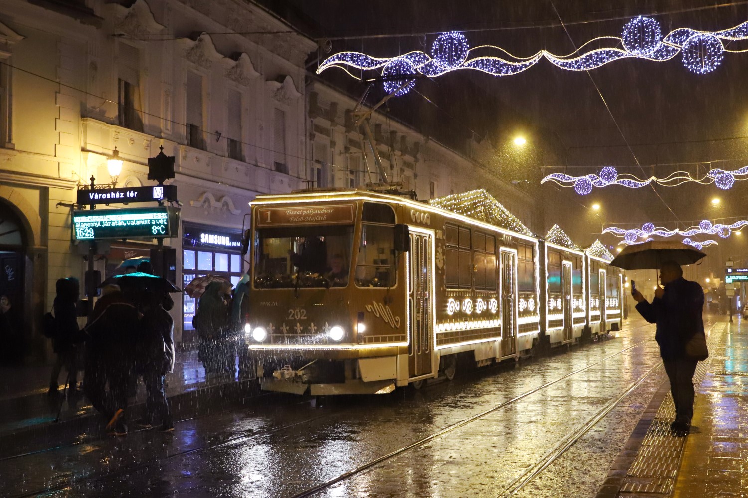 Már jár az „aranyos” járatunk, kigördült az Adventi villamos