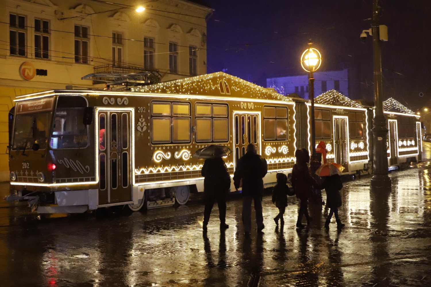 Már jár az „aranyos” járatunk, kigördült az Adventi villamos