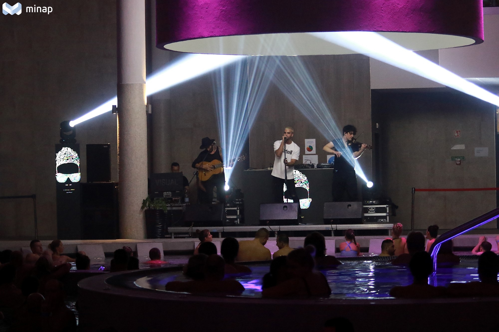 ellipisum éjszakai fürdőzés