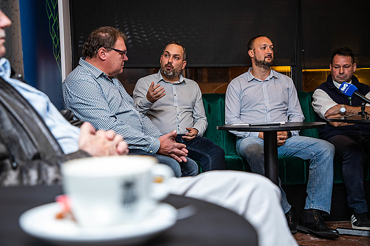 kávéházi beszélgetés