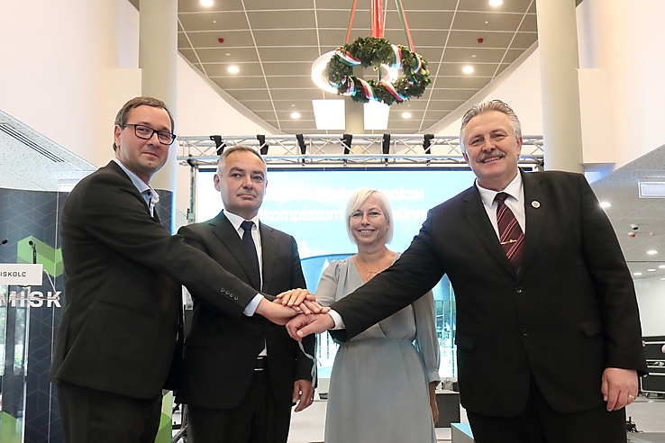 Bokrétaünnep a miskolctapolcai strandfürdőben I.