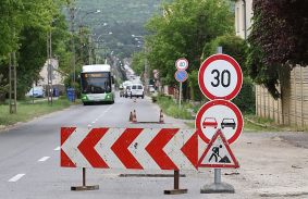 Kátyúznak a Bertalan utcán - Fotó: Juhász Ákos