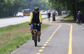 Kerékpárral a Szentpéteri kapuban - Fotó: Mocsári László