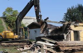 Bontják az Y-híd útjában lévő házakat a Vörösmarty utcán