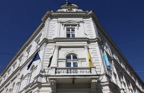 Három helyett két aljegyző