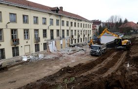 Dolgoznak a munkagépek: kívül-belül átalakul a múzeum