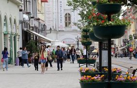 Színesek, szépek, és ismét díszei a sétálóutcának