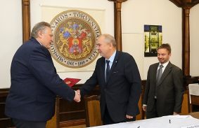 – Tárgyalásaink eredményre vezettek, így újabb komoly állomásához érkezett Miskolc gazdaságának fejlesztése, ami így új lendületet kaphat – vezette fel a sajtótájékoztatót a megyeszékhely polgármestere. Veres Pál hozzátette, hiányt pótolnak a befektetéssel: olyan üzemcsarnok épülhet Miskolcon, ahová várhatják a befektető cégeket. A kivitelező Xanga Investment and Development Group Debrecenben az egyik legnagyobb befektető, reményeik szerint fejlesztéseik itt is vonzani fogják a letelepülni szándékozó vállal