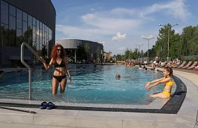Sokan ünnepelték strandolással a korlátozások eltörlését