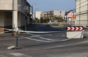 Dolgozik a MIVÍZ, teljes útlezárás a Petőfi utcában