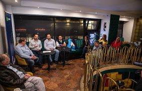 Kávéházi beszélgetés a közlekedésbiztonságról