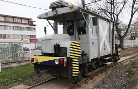 Villamosvezetők gyakorolnak a 111 éves hóseprőn