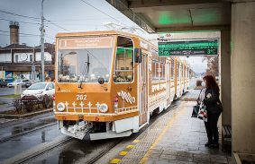 A régiségvásár ideje alatt a Városház téren lesz látható az adventi villamos