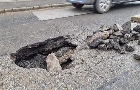 Beszakadt az aszfalt a Kis-Hunyadon, javítják, de terelni kell a forgalmat