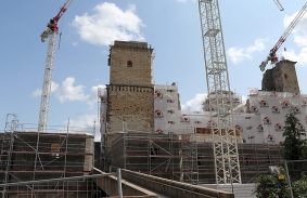 A vártoronnyal együtt a beruházás is megingott