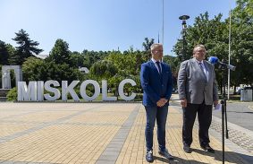 A CSALÁDOKAT SEGÍTŐ, JELENTŐS KÖNNYÍTÉSEKET JELENTETTEK BE A MISKOLCI KÖZÖSSÉGI KÖZLEKEDÉSBEN