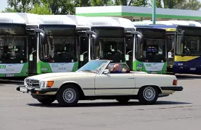 VETERÁN BUSZOK, VILLAMOSOK ÉS AUTÓK VÁRNAK