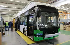 HAMAROSAN FORGALOMBA ÁLLNAK MISKOLC ELSŐ ELEKTROMOS BUSZAI