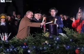FELLOBBANT AZ ELSŐ GYERTYA LÁNGJA A VÁROS ADVENTI KOSZORÚJÁN