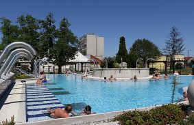 VERES PÁL: KARNYÚJTÁSNYI KÖZELSÉGBEN A SELYEMRÉTI ÉS A TAPOLCAI STRANDFÜRDŐ ÚJRANYITÁSA