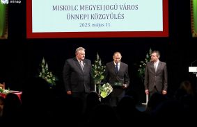 VERES PÁL: MISKOLC TUDJA, HOGY ITT MINDEN SZÍV EGYÜTT, KÖZÖS ÜTEMRE DOBBAN