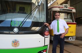 NÉGY ÉVTIZEDEN ÁT A PÁLYÁN MARADNI