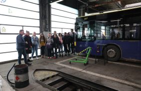 A KÖZÖSSÉGI KÖZLEKEDÉS SZAKMAI LEHETŐSÉGEIT ISMERTÉK MEG A DIÁKOK