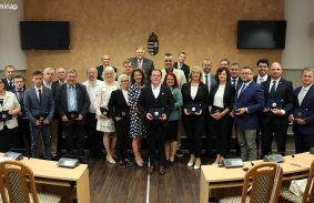 ÁTVETTE MEGBÍZÓLEVELÉT MISKOLC MEGVÁLASZTOTT POLGÁRMESTERE ÉS A KÉPVISELŐTESTÜLET