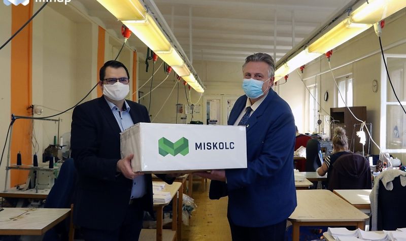 Csúcsra jár a gyártás, szájmaszkokat kapott a város