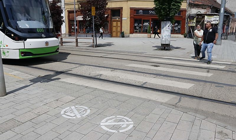 Piktogramok is figyelmeztetnek: VIGYÁZZ A ZEBRÁN!