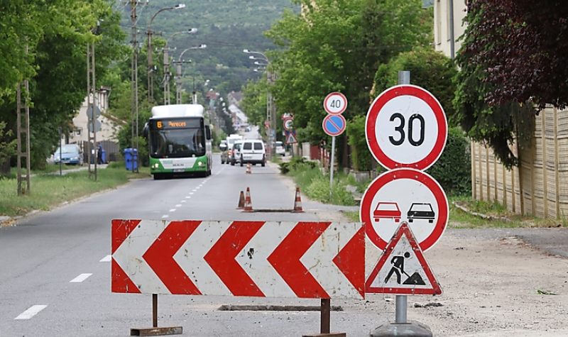 Kátyúznak a Bertalan utcán - Fotó: Juhász Ákos