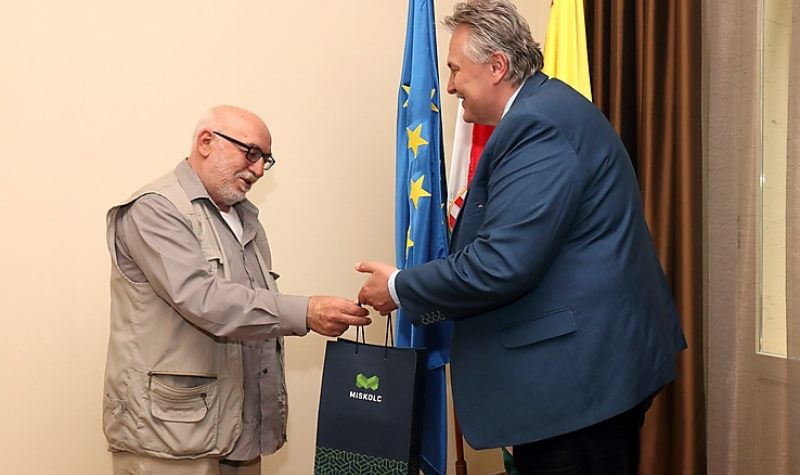 Az ország legidősebb érettségizőjét fogadta Miskolc polgármestere