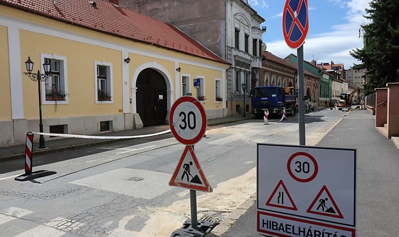 Felújítás miatt teljesen lezárják a Kossuth utcát