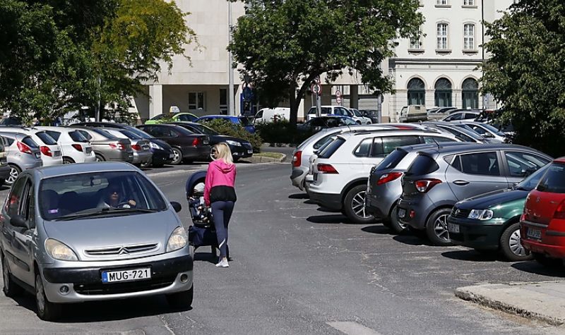 Már díjmentes a felszíni parkolás