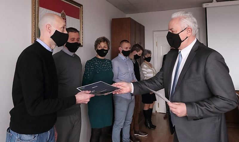 Hatan kaptak elismerést: munkájukat jutalmazták