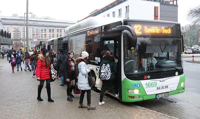 Ünnepi menetrend szerint közlekednek év végéig a buszok és a villamosok