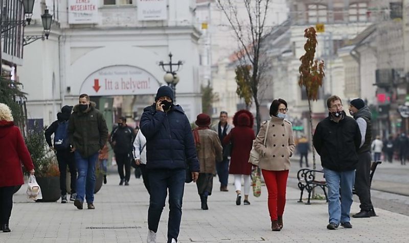 Keddtől enyhülnek a maszkviselés szabályai Miskolcon