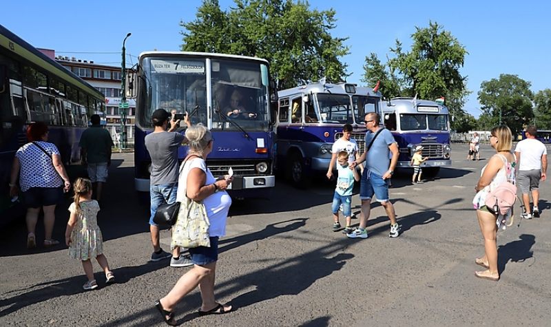Nosztalgiakavalkád az MVK telephelyén