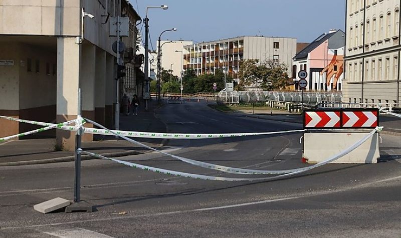 Dolgozik a MIVÍZ, teljes útlezárás a Petőfi utcában