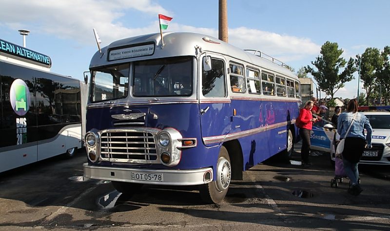 Veterán buszokkal a Kutatók éjszakájára