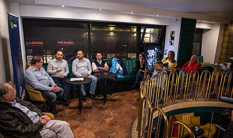 Kávéházi beszélgetés a közlekedésbiztonságról