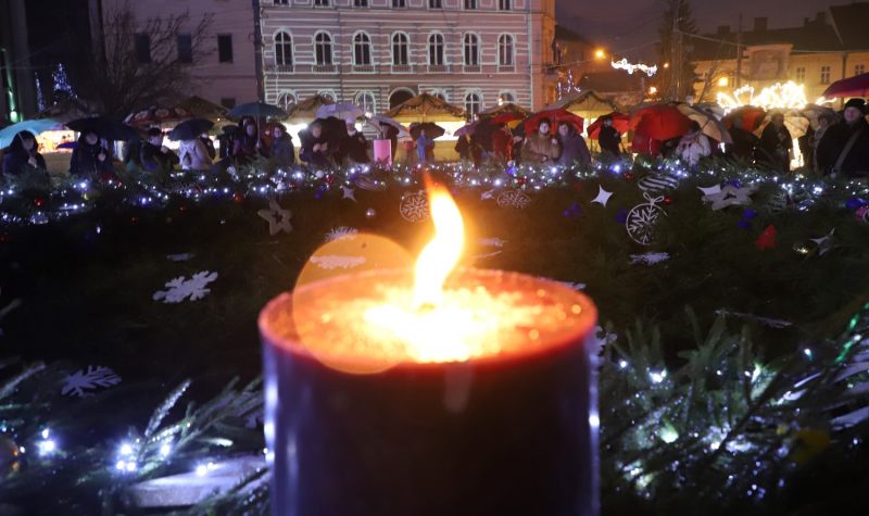Meggyújtották a hit gyertyáját a Szent István téren