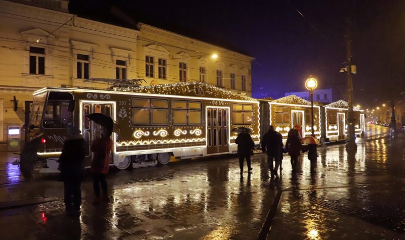 Már jár az „aranyos” járatunk, kigördült az Adventi villamos