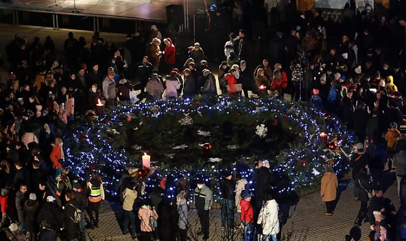 Négy gyertya fénye őrzi a Szent István teret 