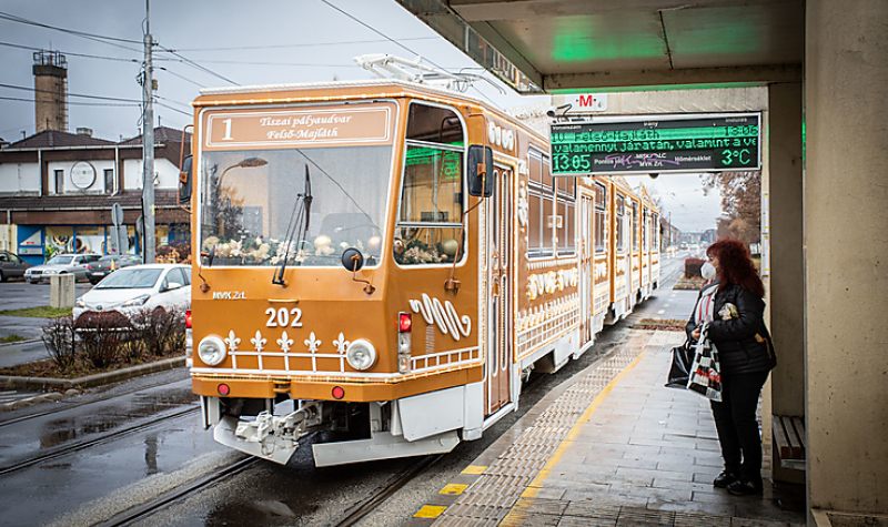 A régiségvásár ideje alatt a Városház téren lesz látható az adventi villamos