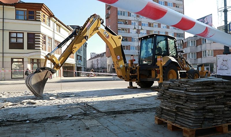 Rövidesen elkészül a Villanyrendőr buszmegállójának új burkolata
