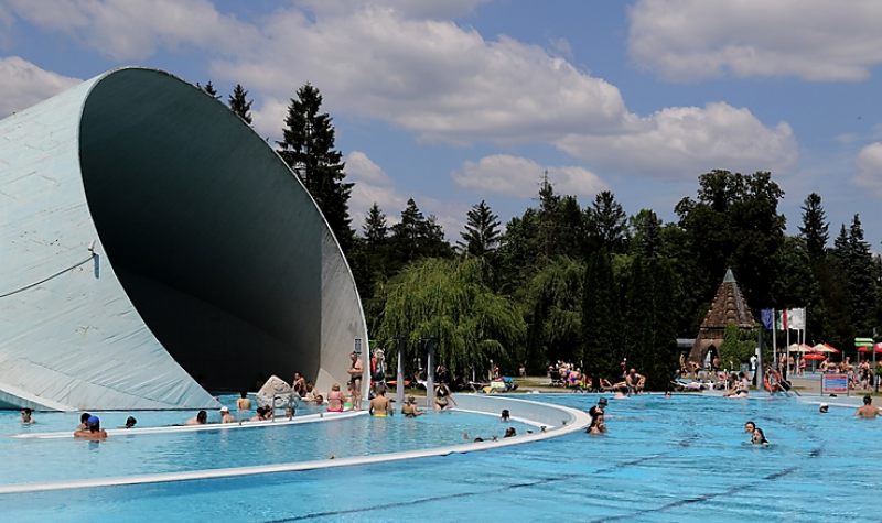Újra vendégek a Barlangfürdőben – mintha nem is lett volna karbantartás