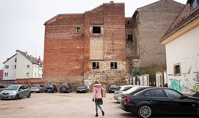 A Patak utca és a Városház tér között elhelyezkedő, jelenleg parkolóként használt murvás terület március 7-től új funkciót kap: kezdésként erre folytatódhat a Szent Erzsébet sétány.