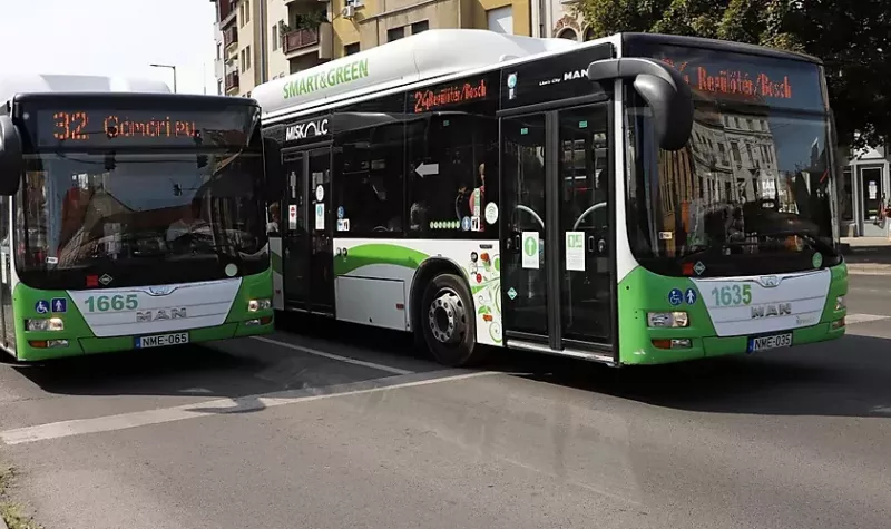 Díjmentesen utazhatnak az ukrajnai menekültek a miskolci buszokon és villamosokon 