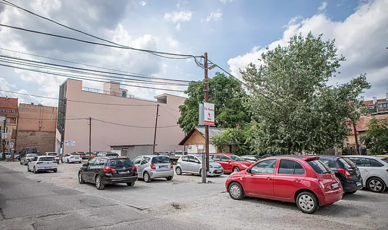 RÉGRŐL HURCOLT TÁJSEBET KEZELNEK A BELVÁROSBAN